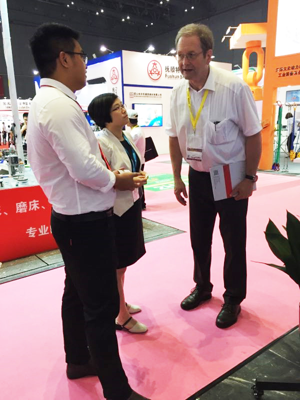 瑞典IVF冷卻特性測試儀展會(huì)與外國友人交談